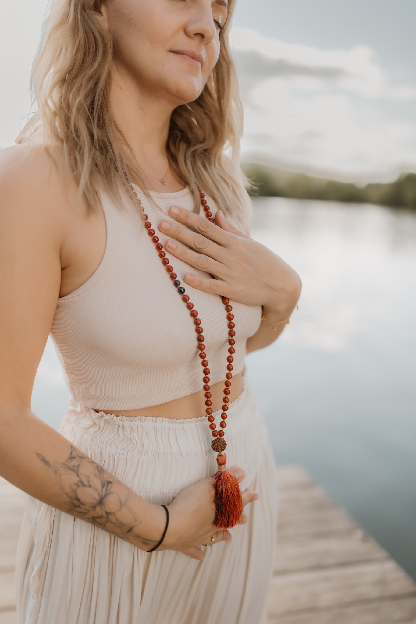 Frau am See mit Mala